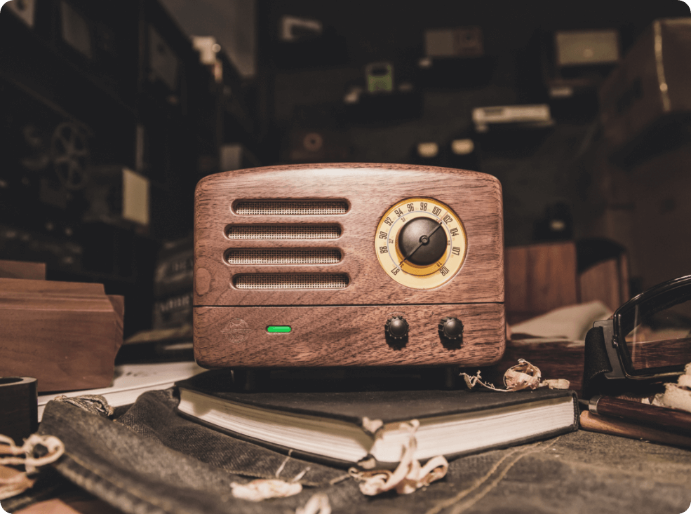 OTR Wood and Utopia Retro Portable FM Radio Bluetooth: Walnut / OTR Wood - Joy