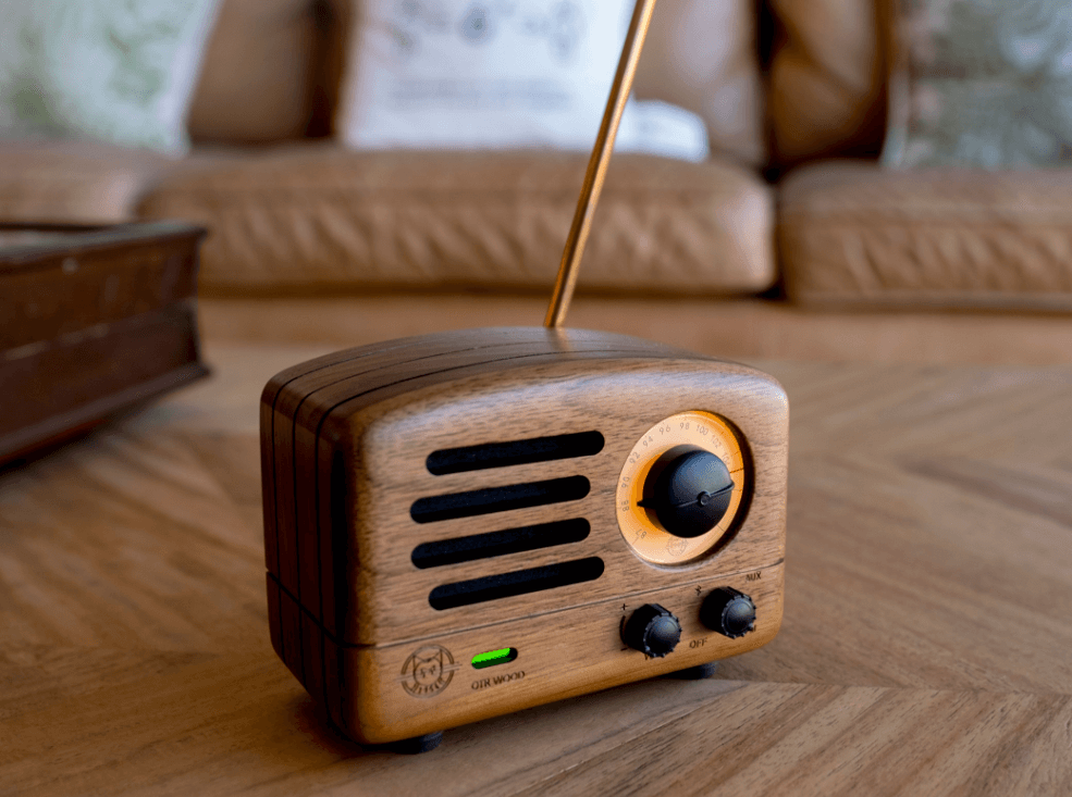 OTR Wood and Utopia Retro Portable FM Radio Bluetooth: Walnut / OTR Wood - Joy
