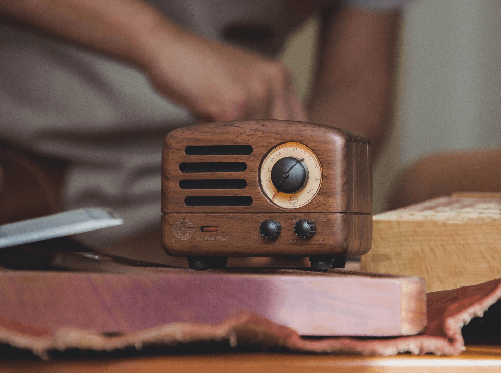 OTR Wood and Utopia Retro Portable FM Radio Bluetooth: Walnut / OTR Wood - Joy