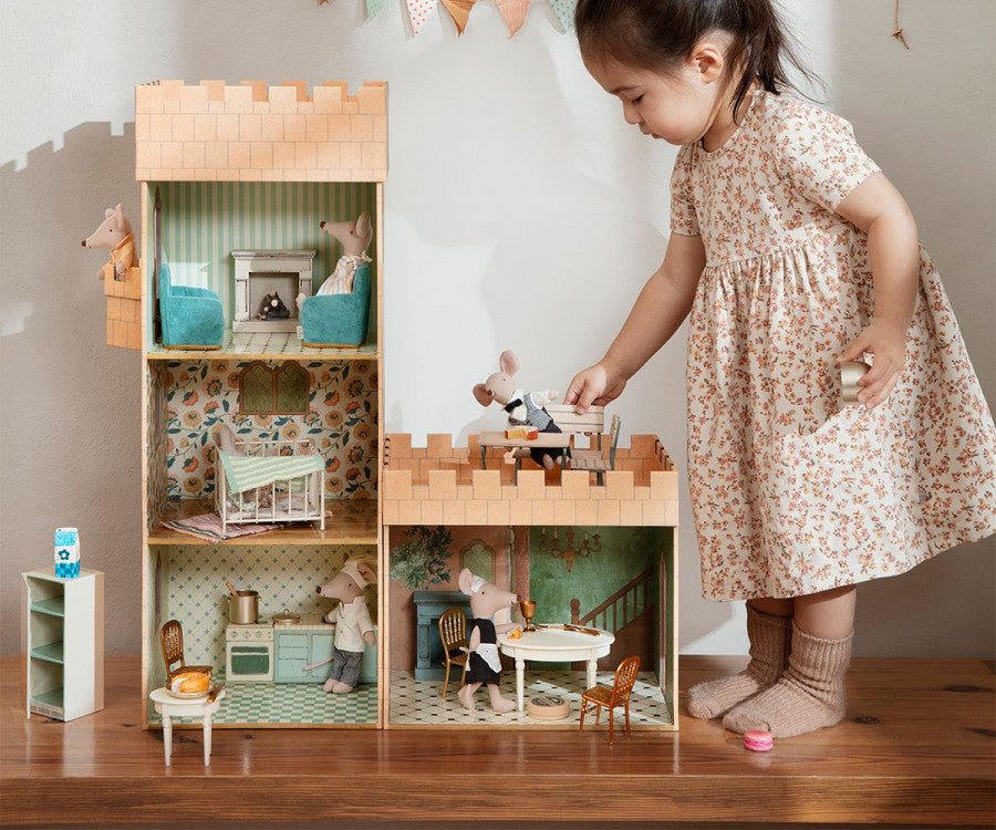Dining table for a mouse - Joy